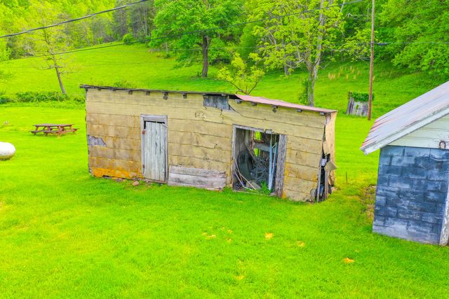 12818 N Highway 421, Manchester, KY 40962