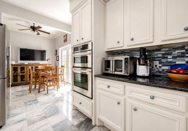 17 Bayou Pointe Drive, Houston, TX 77063