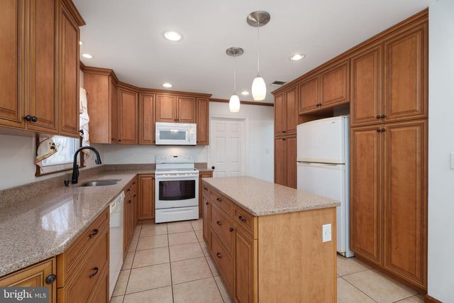 304 SCHOOLHOUSE RD, Monroe Township, NJ 08831