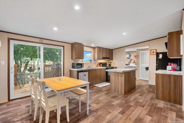 2870 County Road 120, Floresville, TX 78114