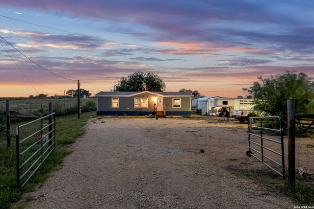 2870 County Road 120, Floresville, TX 78114