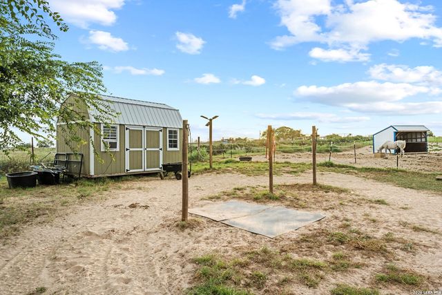 2870 County Road 120, Floresville, TX 78114