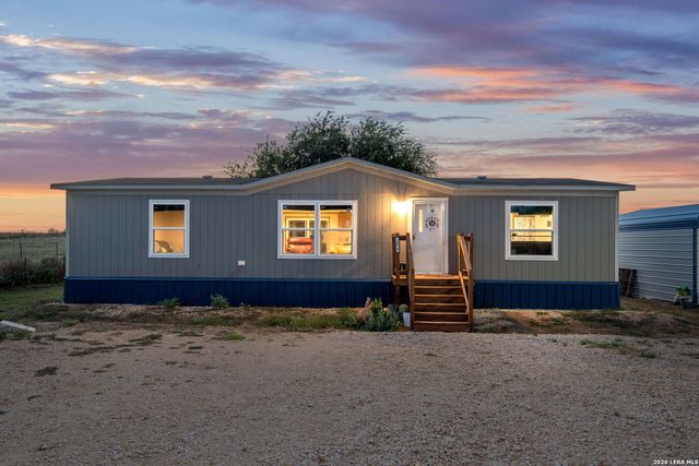 2870 County Road 120, Floresville, TX 78114