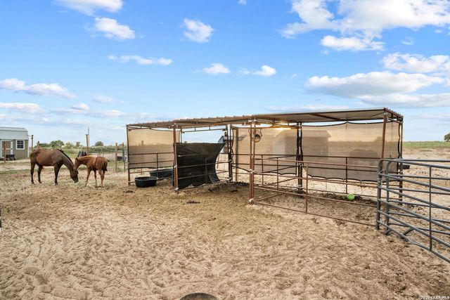 2870 County Road 120, Floresville, TX 78114
