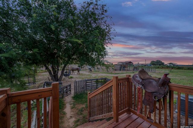 2870 County Road 120, Floresville, TX 78114