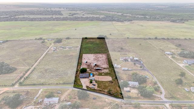 2870 County Road 120, Floresville, TX 78114