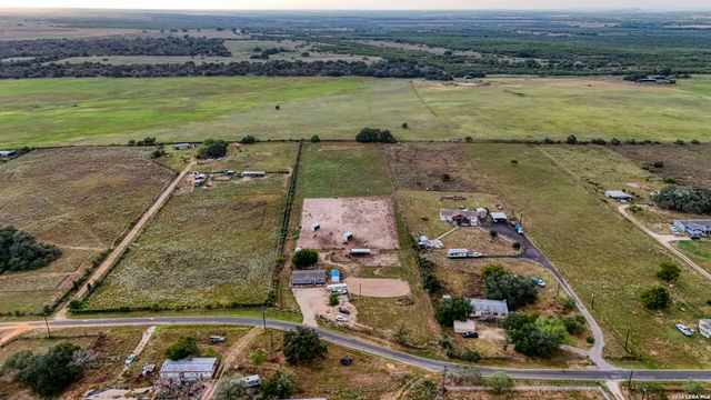 2870 County Road 120, Floresville, TX 78114