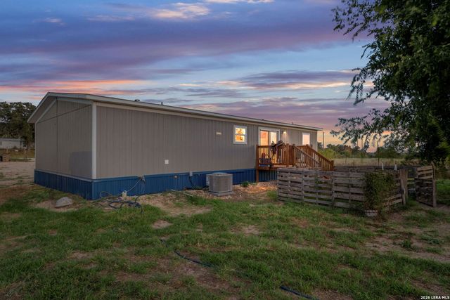 2870 County Road 120, Floresville, TX 78114