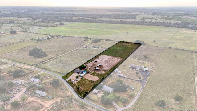 2870 County Road 120, Floresville, TX 78114