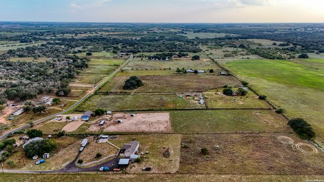 2870 County Road 120, Floresville, TX 78114