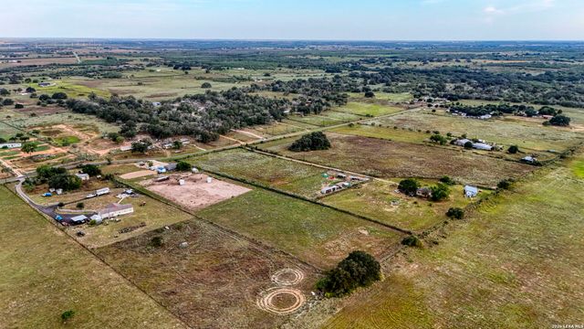 2870 County Road 120, Floresville, TX 78114