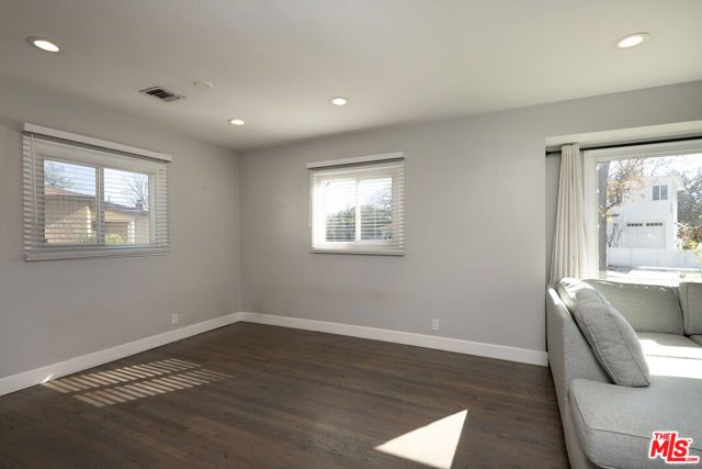 15525 Sylvan Street, Van Nuys (los Angeles), CA 91411