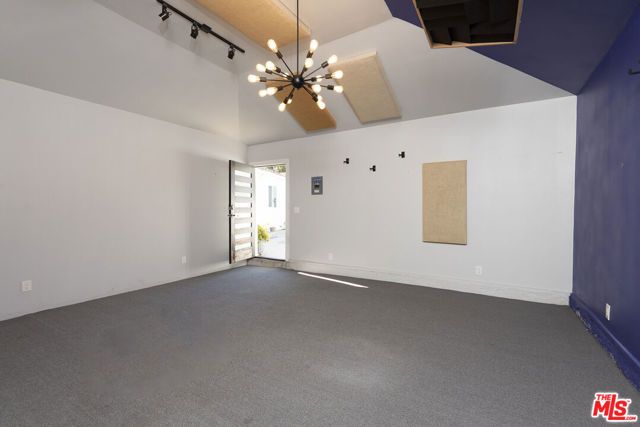 15525 Sylvan Street, Van Nuys (los Angeles), CA 91411