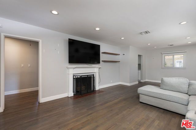 15525 Sylvan Street, Van Nuys (los Angeles), CA 91411