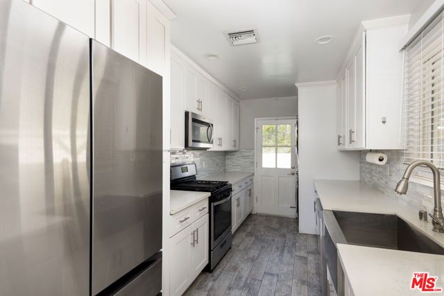 15525 Sylvan Street, Van Nuys (los Angeles), CA 91411