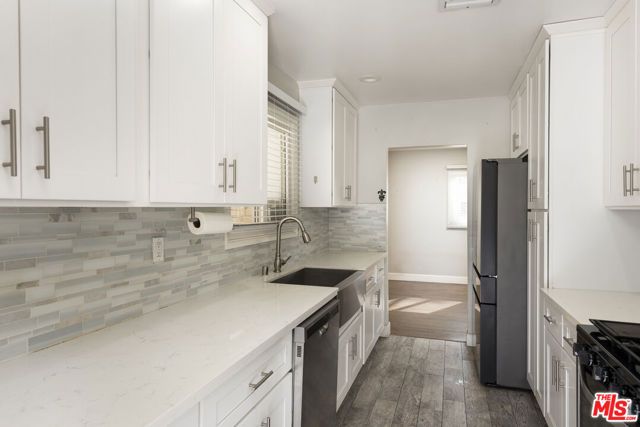 15525 Sylvan Street, Van Nuys (los Angeles), CA 91411