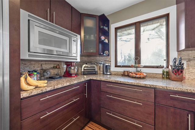 1896 Sunset Drive NE, Solon, IA 52333