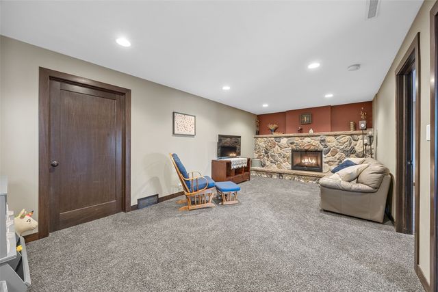 1896 Sunset Drive NE, Solon, IA 52333