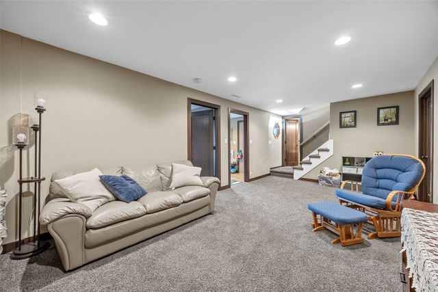 1896 Sunset Drive NE, Solon, IA 52333