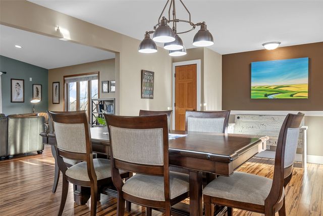 1896 Sunset Drive NE, Solon, IA 52333