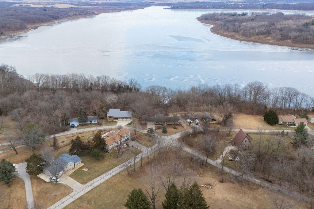 1896 Sunset Drive NE, Solon, IA 52333