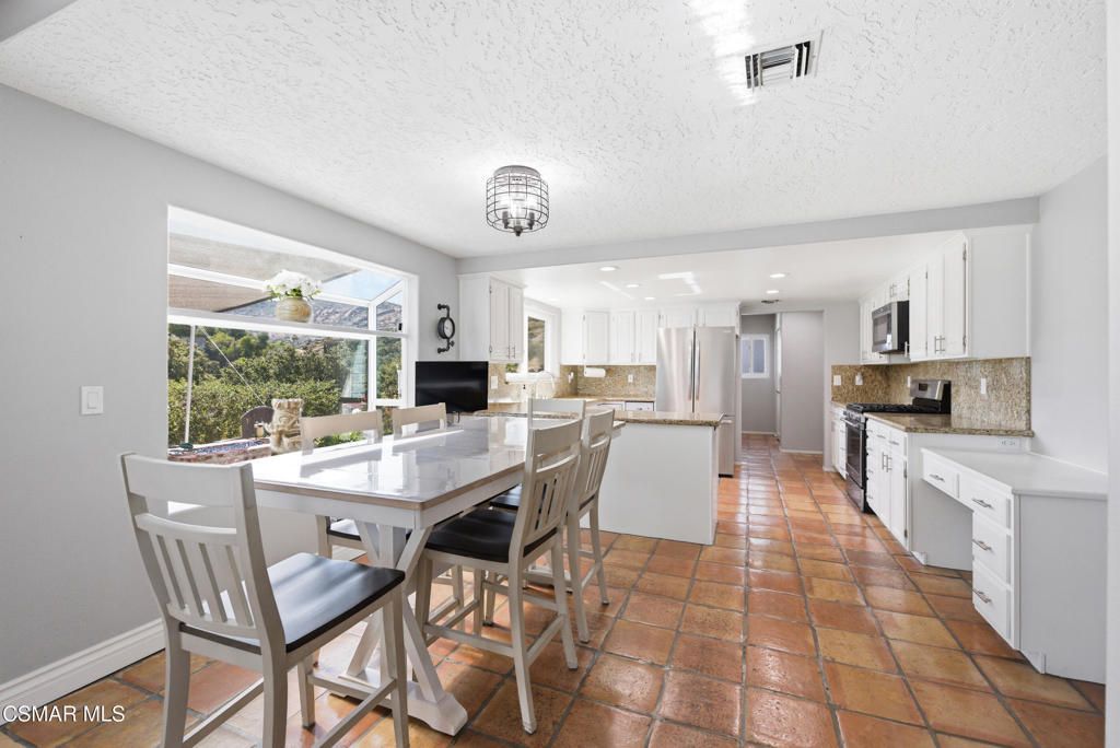 Image 12 of property listing at 1314 Gonzales Road, Simi Valley, CA 93063