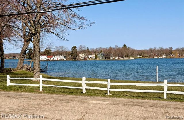 3426 Maple Ridge, Highland, MI 48356