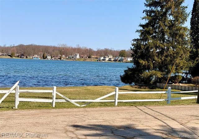 3426 Maple Ridge, Highland, MI 48356