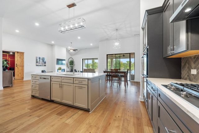 104 Rolling Hills CT, Spicewood, TX 78669