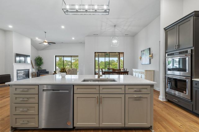 104 Rolling Hills CT, Spicewood, TX 78669