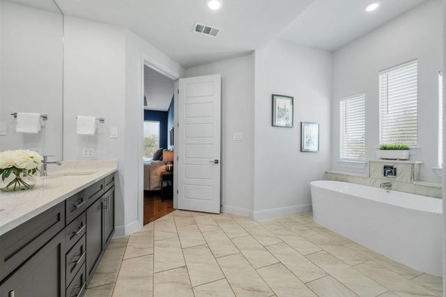 104 Rolling Hills CT, Spicewood, TX 78669