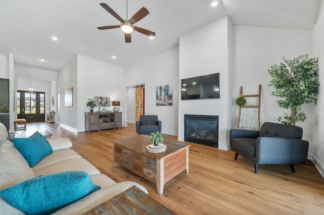 104 Rolling Hills CT, Spicewood, TX 78669