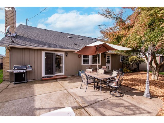 2645 CHUCKANUT St, Eugene, OR 97408