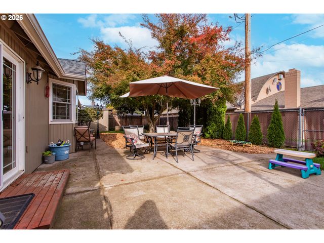 2645 CHUCKANUT St, Eugene, OR 97408