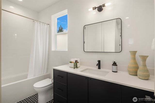 817 18th Avenue W, Kirkland, WA 98033