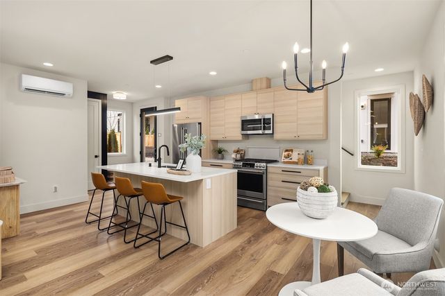 817 18th Avenue W, Kirkland, WA 98033