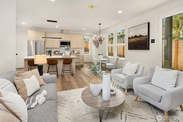 817 18th Avenue W, Kirkland, WA 98033