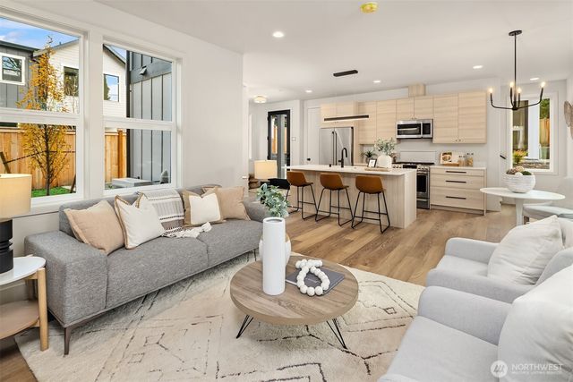 817 18th Avenue W, Kirkland, WA 98033