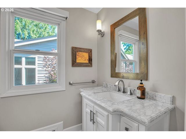 828 7TH St, Lake Oswego, OR 97034