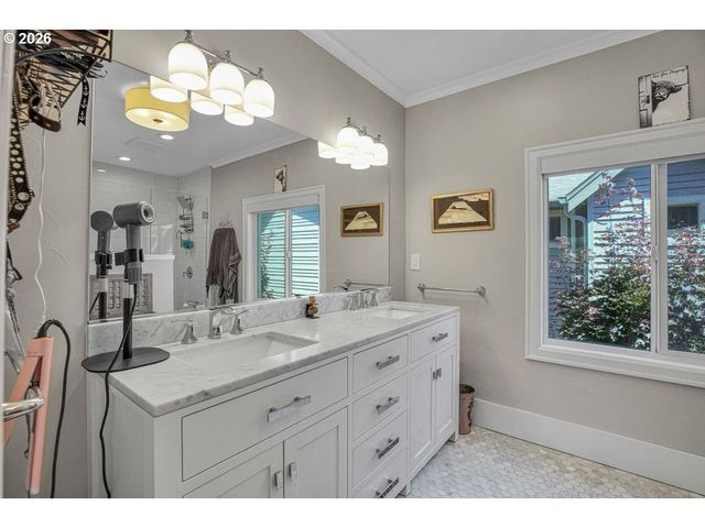 828 7TH St, Lake Oswego, OR 97034