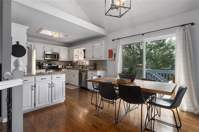 309 NE FIDDLEWOOD Avenue, Lee's Summit, MO 64086