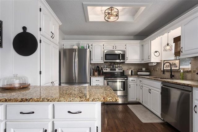 309 NE FIDDLEWOOD Avenue, Lee's Summit, MO 64086