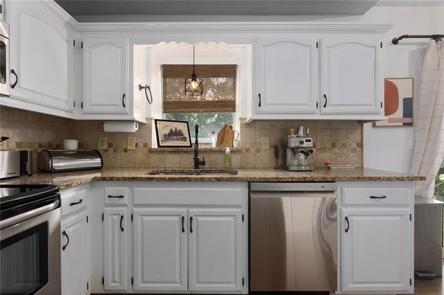 309 NE FIDDLEWOOD Avenue, Lee's Summit, MO 64086