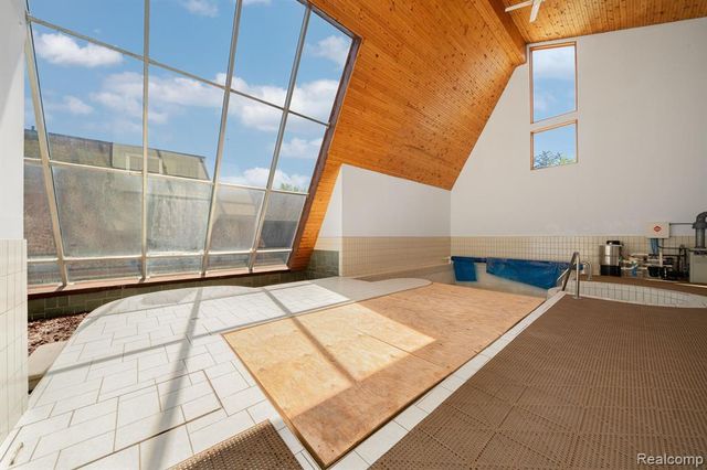 935 Stratton Drive, Waterford, MI 48328