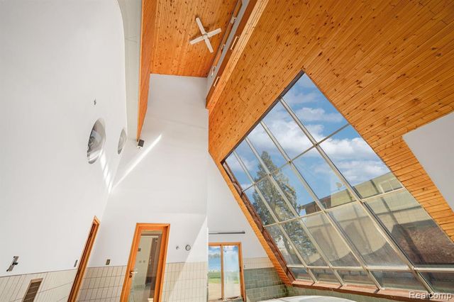 935 Stratton Drive, Waterford, MI 48328