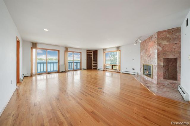 935 Stratton Drive, Waterford, MI 48328
