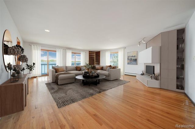 935 Stratton Drive, Waterford, MI 48328