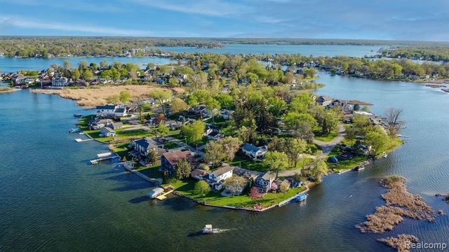 935 Stratton Drive, Waterford, MI 48328