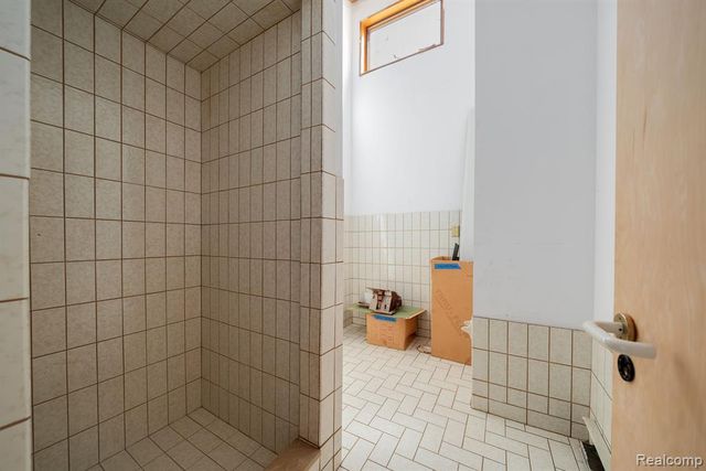 935 Stratton Drive, Waterford, MI 48328