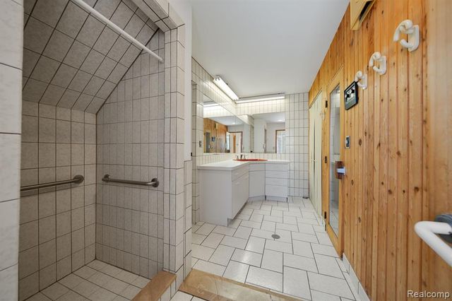 935 Stratton Drive, Waterford, MI 48328